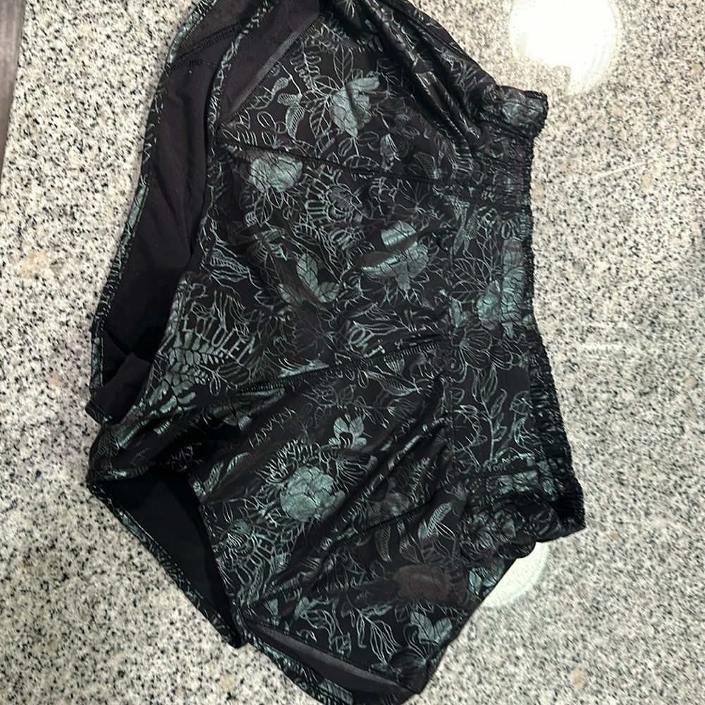 Size 6 Lululemon 2.5” low rise shorts limited edition pattern
